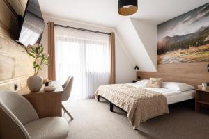 a bedroom with a bed and a large window at Willa Lasak - 20 procent zniżki na Termy, Śniadania in Biały Dunajec