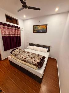a bedroom with a large bed in a room at Hotel Anushka palace in Phata