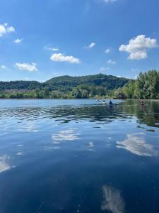 Eine Gruppe von Menschen schwimmt auf einem See in der Unterkunft Casa DeviDanza in Lago
