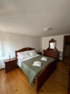 ein Schlafzimmer mit einem Bett, auf dem zwei Handtücher liegen in der Unterkunft Casa DeviDanza in Lago