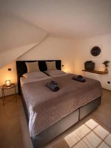 ein Schlafzimmer mit einem großen Bett, auf dem zwei Handtücher liegen in der Unterkunft Villa Eifelblick Sauna&Wellness Apartment in Heimbach