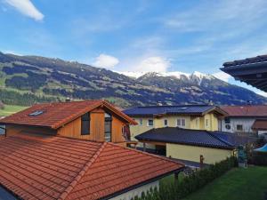 a group of houses with mountains in the background at Apart Kröll in Schlitters