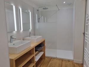 a bathroom with two sinks and a shower at Maison Arios in Came +7 photos