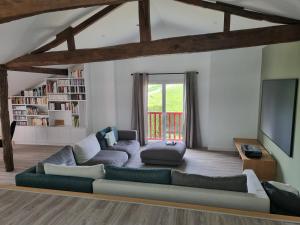 a living room with a couch and a flat screen tv at Maison Arios in Came