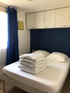 a bed with white towels on top of it at Chalet La Dragonniere in Vias