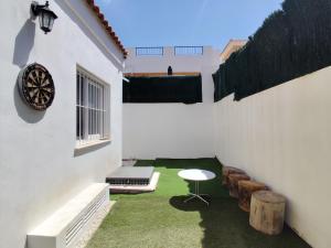 a room with a white wall and a table at Chalet adosado acogedor Busot in Alicante