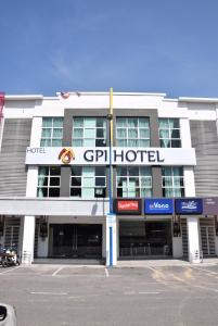 un bâtiment d'hôtel avec un panneau d'hôtel devant lui dans l'établissement GPI HOTEL Bentong, à Bentong