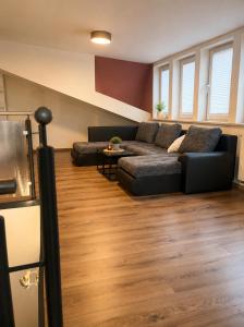 a living room with a couch and a table at Haus an der Bachschleife in Arnstadt