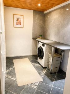 a laundry room with a washing machine and a counter at Haus an der Bachschleife in Arnstadt