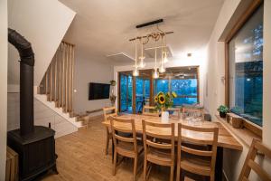 a dining room and living room with a wood stove at Siedlisko Rogówko in Rogówko