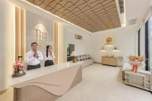 ein Mann und eine Frau stehen in einem Salon in der Unterkunft Thadatra INN in Phnom Penh