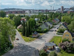 an aerial view of a small town with a street at Viinikan Tähti lemmikkiystävällinen kotimajoitus in Tampere