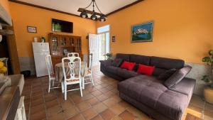 a living room with a couch and a table at Apartamento en Casa Tía María in Bueu