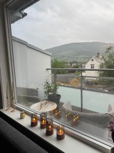a window with candles and a view of a balcony at Spacious apartment with 3 Bedrooms & balcony in Voss in Vossevangen
