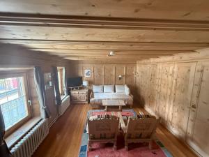 シュクオルにあるホテル カーサ ソフィアの部屋にベッドと椅子がある寝室