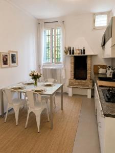 a kitchen with a table and chairs in a kitchen at Garden Lodge by Veneto Villa in Albignasego