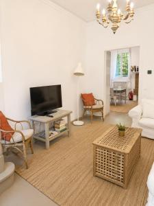 a living room with a flat screen tv and a couch at Garden Lodge by Veneto Villa in Albignasego