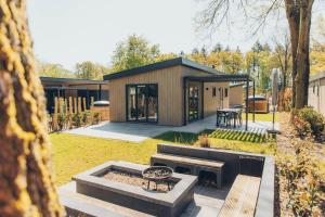 a contemporary house with a contemporary garden and a backyard at Veluwepark de Bosgraaf in Apeldoorn