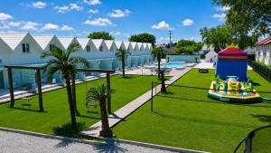 an image of a park with a playground at DESTINO wakacyjne domki-dwa podgrzewane baseny-drink bar in Mielno