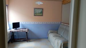 a room with a couch and a table with a television at Le Platane in Brioux-sur-Boutonne