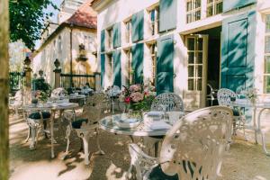a group of tables and chairs in front of a building at Hotel Villa Sorgenfrei & Restaurant Atelier Sanssouci in Dresden