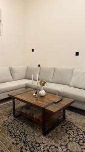 a living room with a couch and a coffee table at الارجان للشقق المفروشة in Al Nairyah