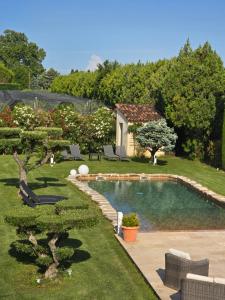 a backyard with a swimming pool and a house at Mas Saint Julien in Cavaillon