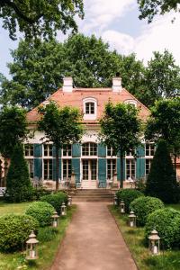 a large house with a pathway in front of it at Hotel Villa Sorgenfrei & Restaurant Atelier Sanssouci in Dresden