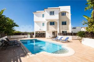 an image of a villa with a swimming pool at Apartment El Breeze in Paralimni