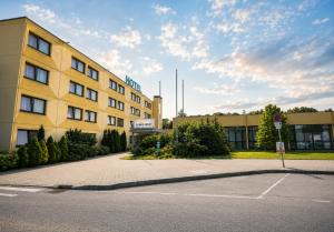 an empty parking lot in front of a building at Lenas West Hotel in Vienna
