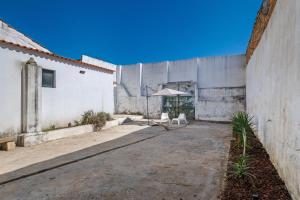 a patio with an umbrella and a table and chair at Pied-a-Terre Tomar in Tomar