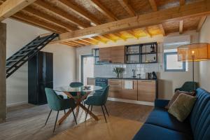 a kitchen and living room with a table and chairs at Pied-a-Terre Tomar in Tomar