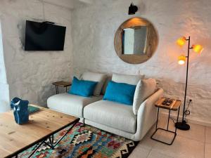 a living room with a couch and a mirror at Casa do Encanto in Terra Alta