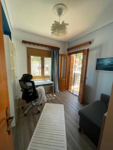 a living room with a desk and a chair at MonJa puhkemaja in Marathokampos