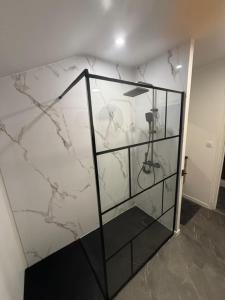 a room with a marble wall with a glass shelf at la Pause Pyrénées in Maubourguet +13 photos