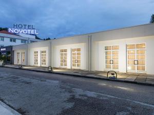 a building with a hotel no motel on a street at Novotel Setubal in Setúbal