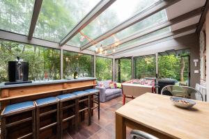 an open living room with a large glass ceiling at Gîte Du Ruisseau avec spa et pêche in Épinal