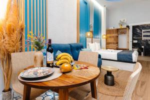 a living room with a table with bananas and a bed at Lounge garden sea relax in Valencia