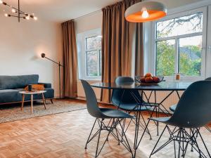a living room with a dining room table and chairs at Casa Bonita in Heikendorf