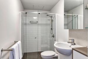 Koupelna v ubytování SKD Suites + 33 fotografií