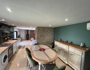 a kitchen with a table and chairs in a room at Les maisons de Palis in Salvagnac-Cajarc +8 photos