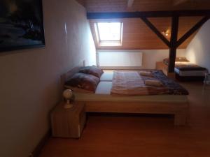 מיטה או מיטות בחדר ב-Penzion U Slunce