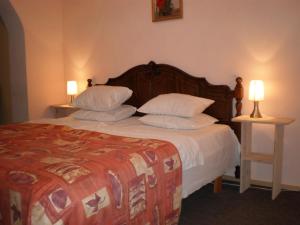 a bedroom with a bed with pillows and two lamps at Hotel Getliin in Saku