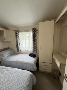 a bedroom with two beds and a window at Sunnyside Lodge in Dunning Station