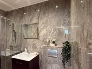 a bathroom with a sink and a shower at Grachtenpracht Boutique in Breda