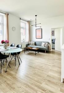 a living room with a couch and a table at Der Stader Lieblingsplatz in Stade