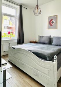 a bedroom with a large bed and a window at Der Stader Lieblingsplatz in Stade