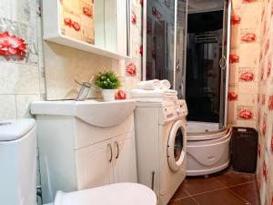 a bathroom with a washing machine and a sink at Dostoievski 2 ROOM in Bălţi