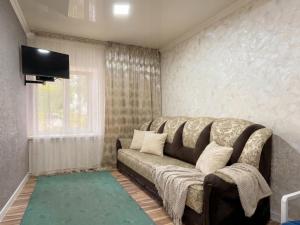 a living room with a couch and a flat screen tv at Dostoievski 2 ROOM in Bălţi