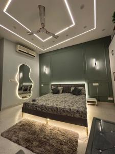 a bedroom with a bed and a mirror and a ceiling at Cozy heights in Ghaziabad